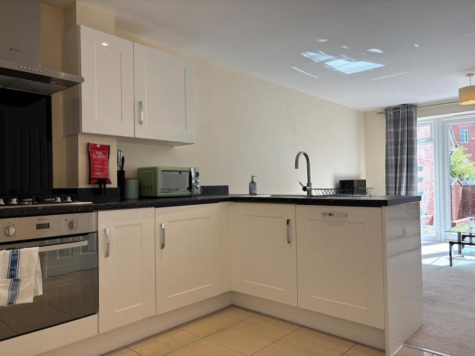 Coffee/tea facilities, Kitchen or kitchenette, dishwasher, minibar, oven, stove, toaster