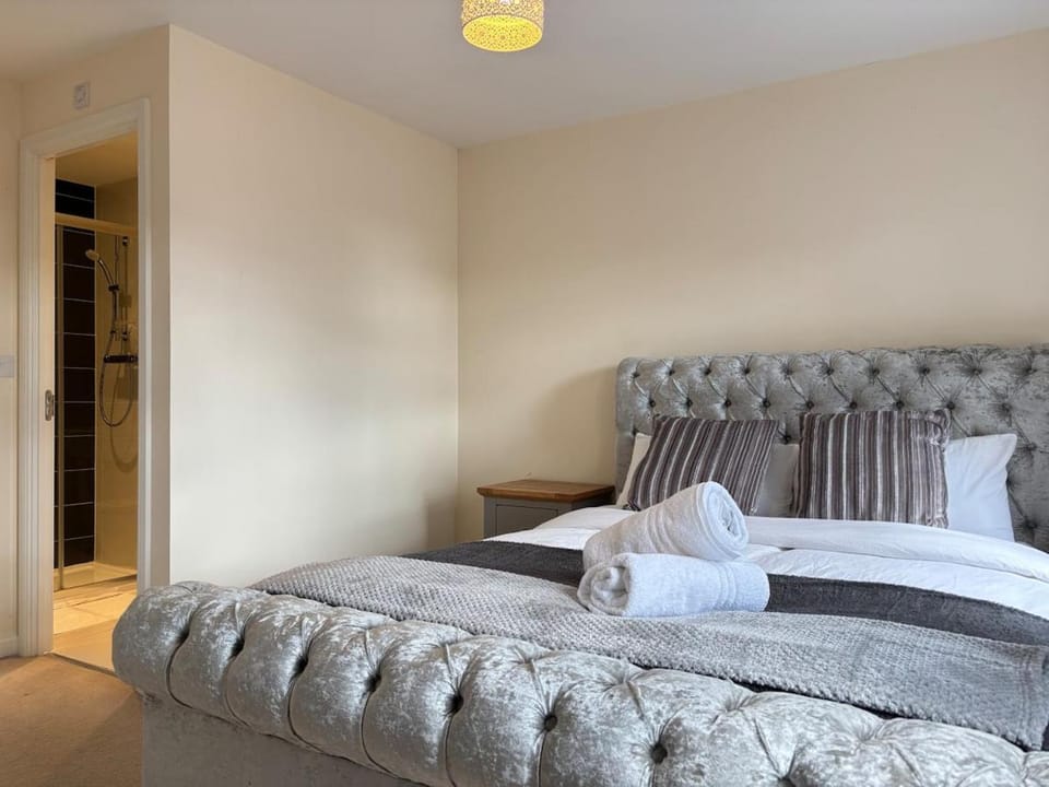 Bed, Photo of the whole room, Seating area, Bedroom