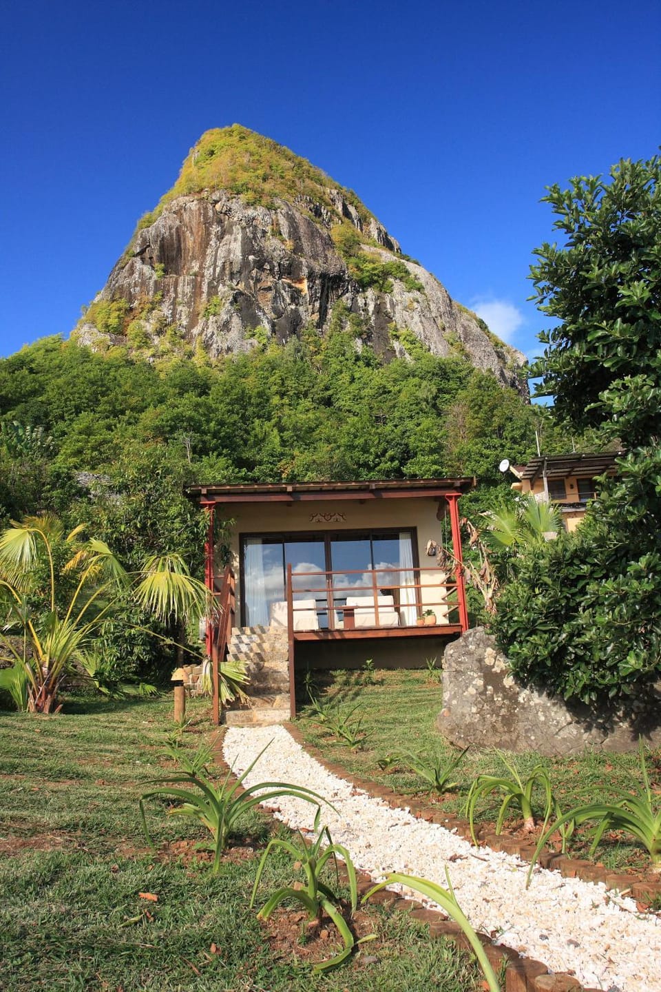 Property building, Facade/entrance, Day, Garden, Garden, Balcony/Terrace, Balcony/Terrace, Seating area, On site, Mountain view