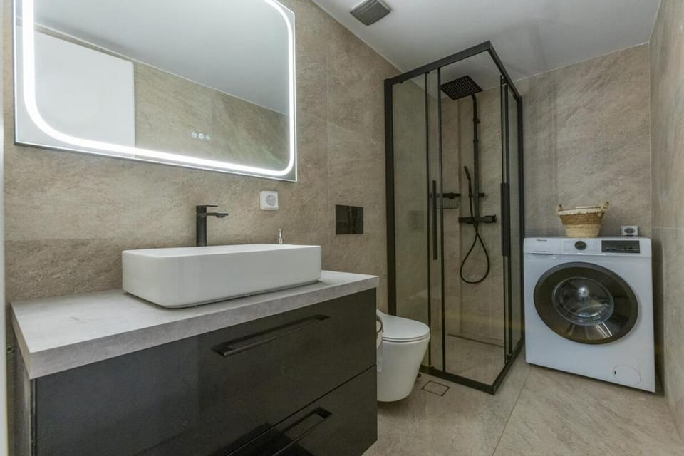 Shower, Toilet, Bathroom, towels, washing machine