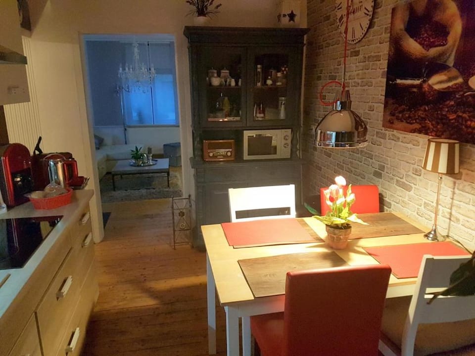 Coffee/tea facilities, Kitchen or kitchenette, Living room, Dining area