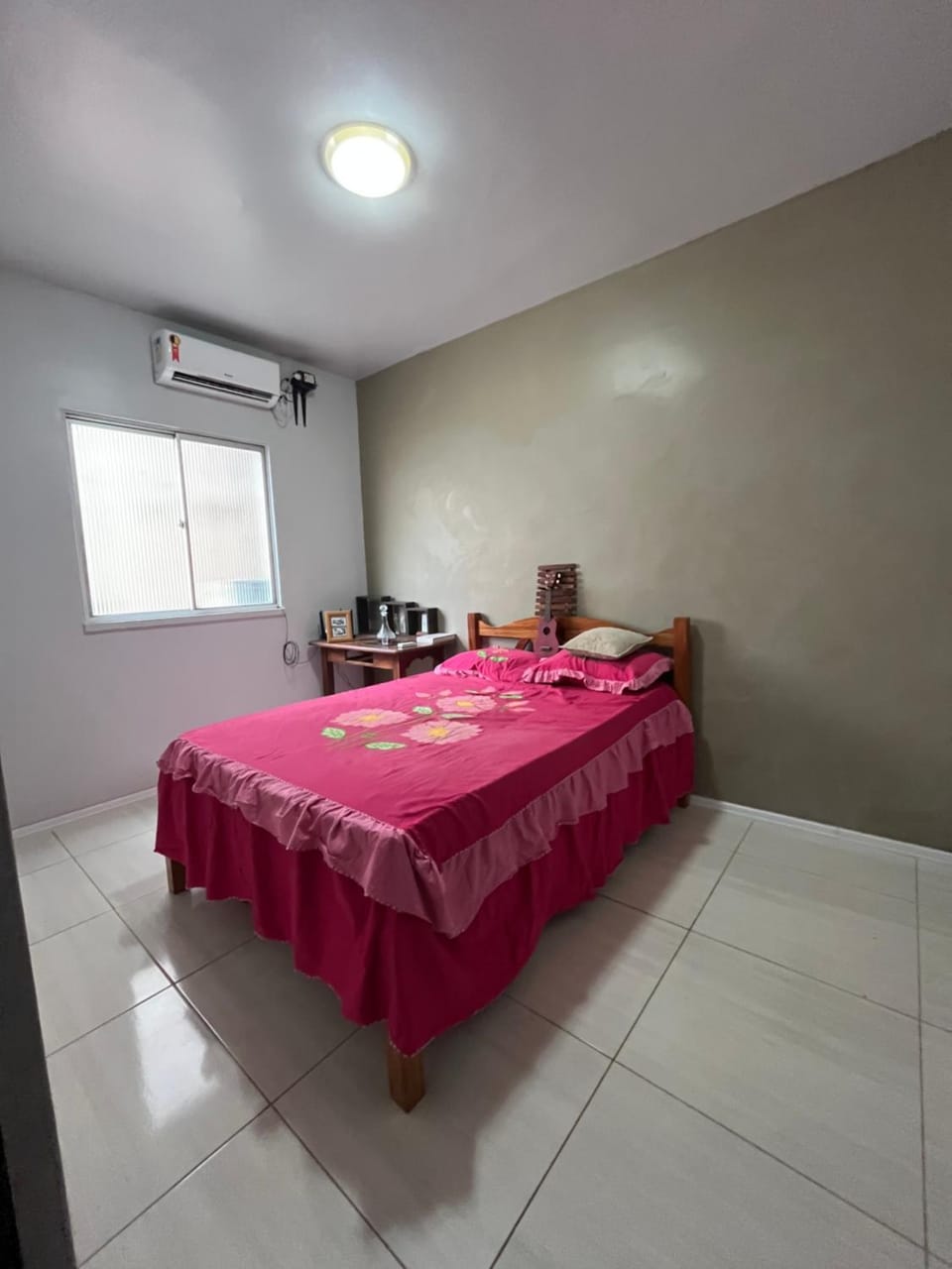 Photo of the whole room, Bedroom, air conditioner