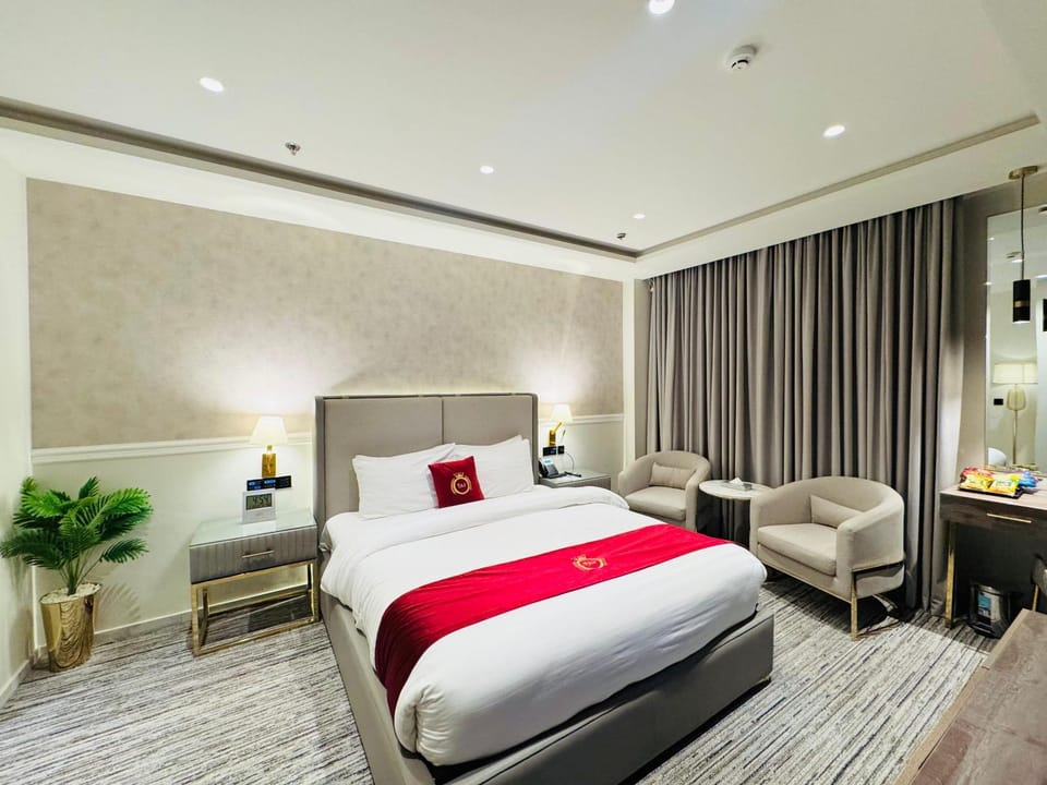 Bed, Photo of the whole room, Seating area, Bedroom