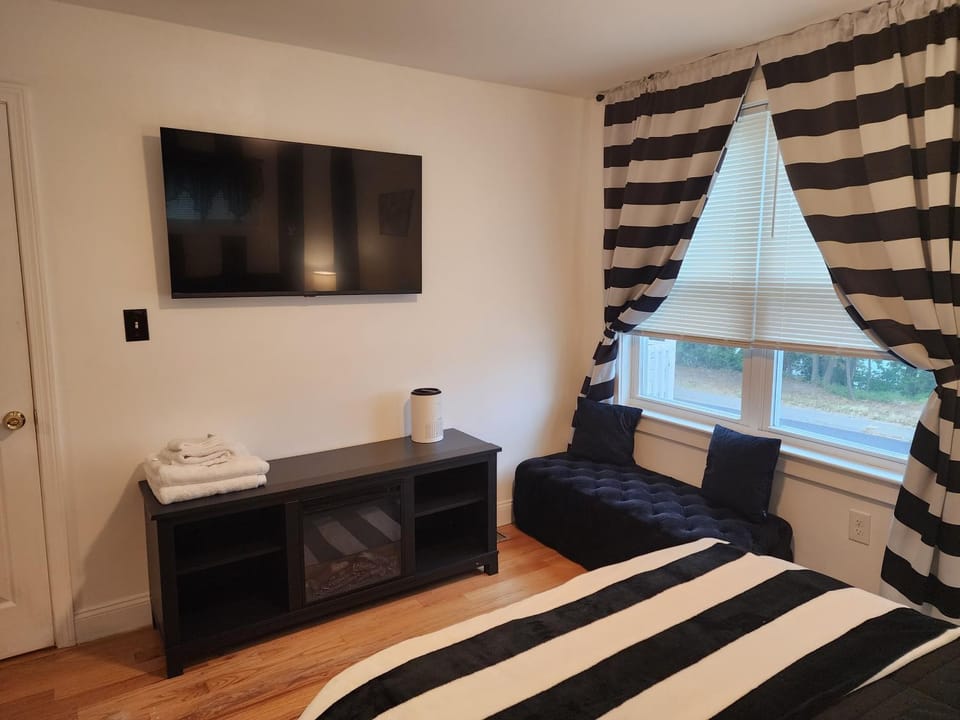 Bed, TV and multimedia, Photo of the whole room, Bedroom