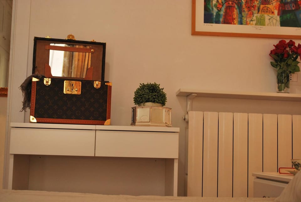Photo of the whole room, Decorative detail