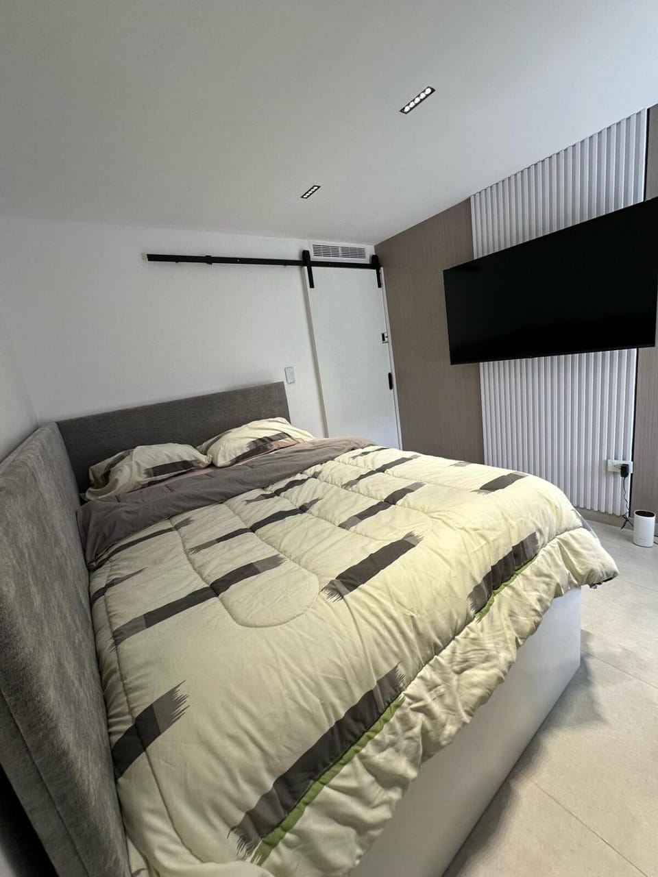 Bed, TV and multimedia, Bedroom