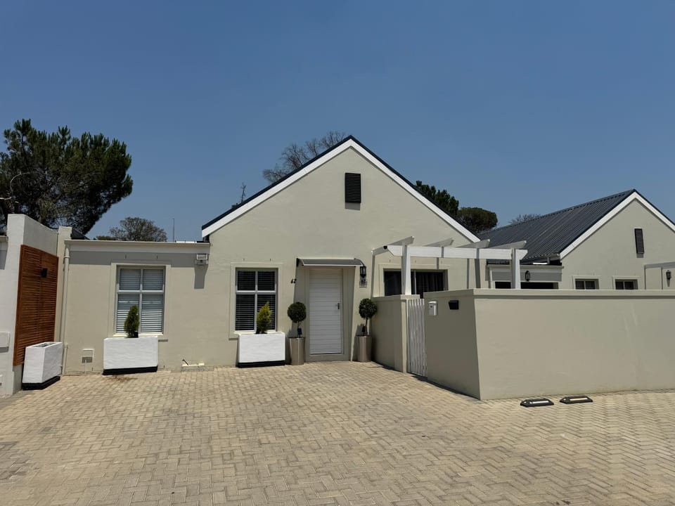 Avalon 4 Bed 4 Bath House in residential security Estate House in Stellenbosch