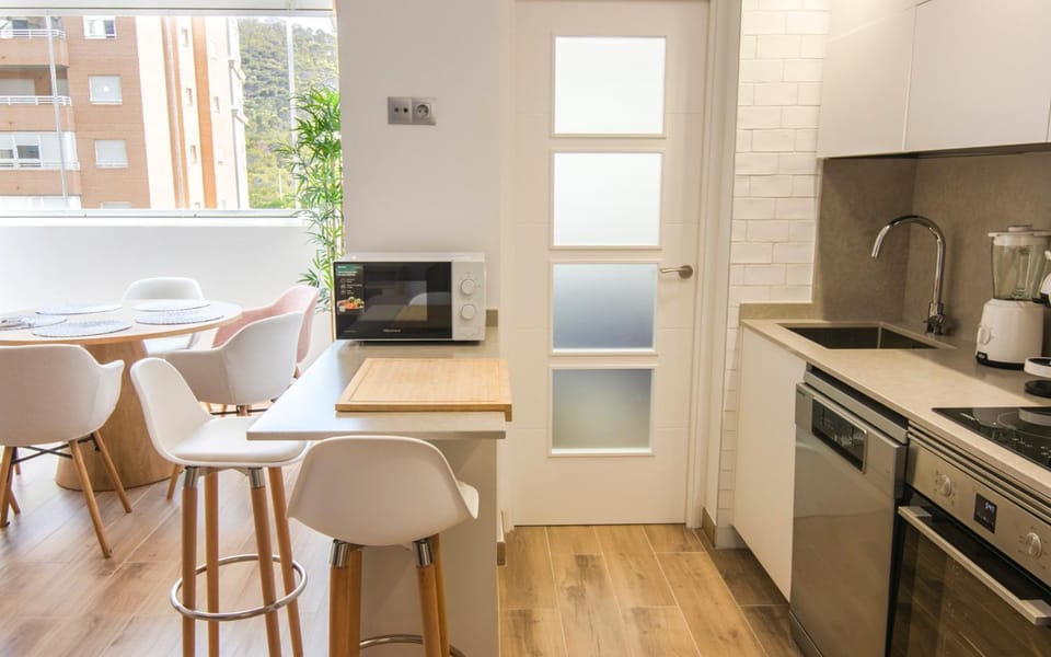 Day, Coffee/tea facilities, Kitchen or kitchenette, Dining area, dishwasher, microwave, oven, stove