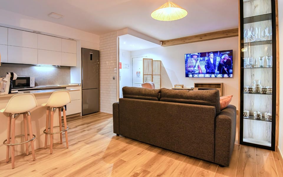 TV and multimedia, Coffee/tea facilities, Kitchen or kitchenette, Living room, Photo of the whole room, Dining area, microwave