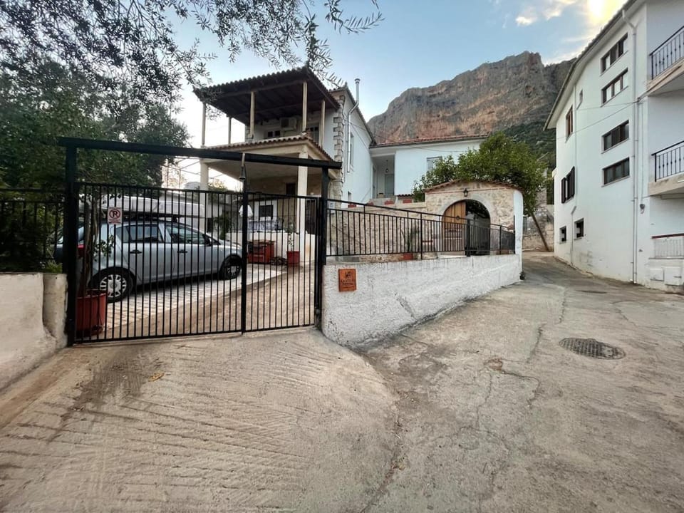 Property building, Day, Neighbourhood, Mountain view, Parking