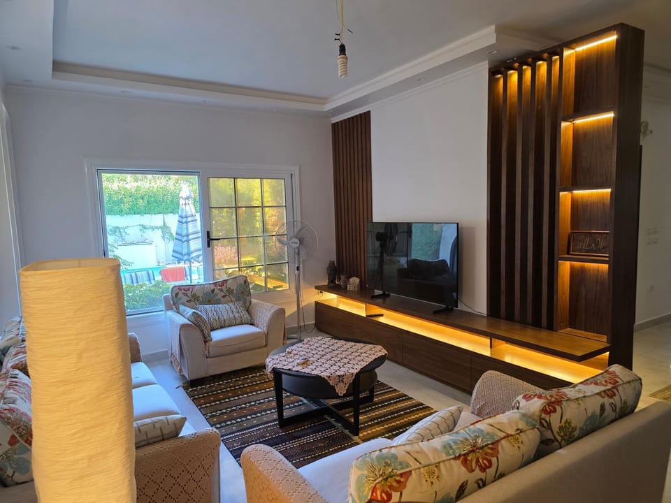 TV and multimedia, Living room, Seating area, Evening entertainment