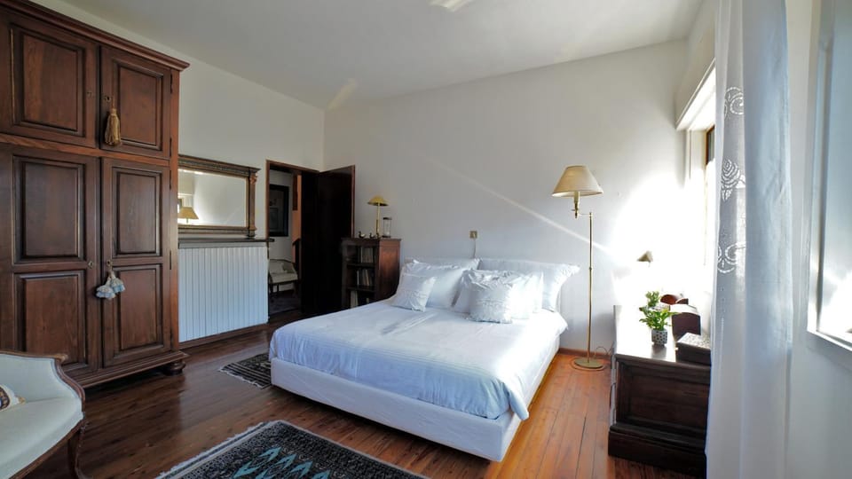 Bed, Photo of the whole room, wardrobe