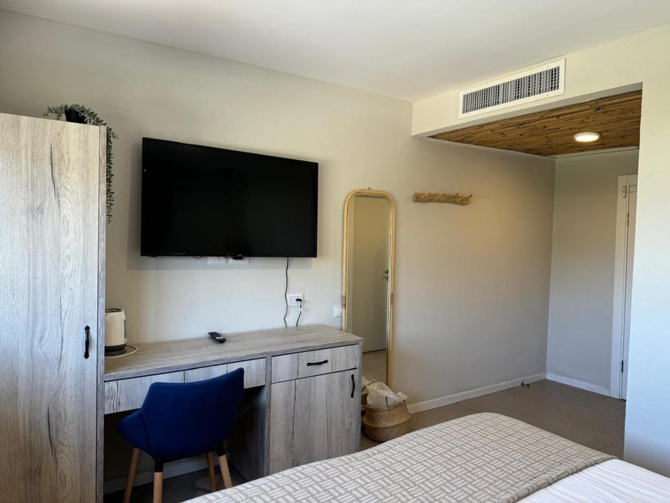 TV and multimedia, Photo of the whole room, Bedroom, wardrobe, air conditioner