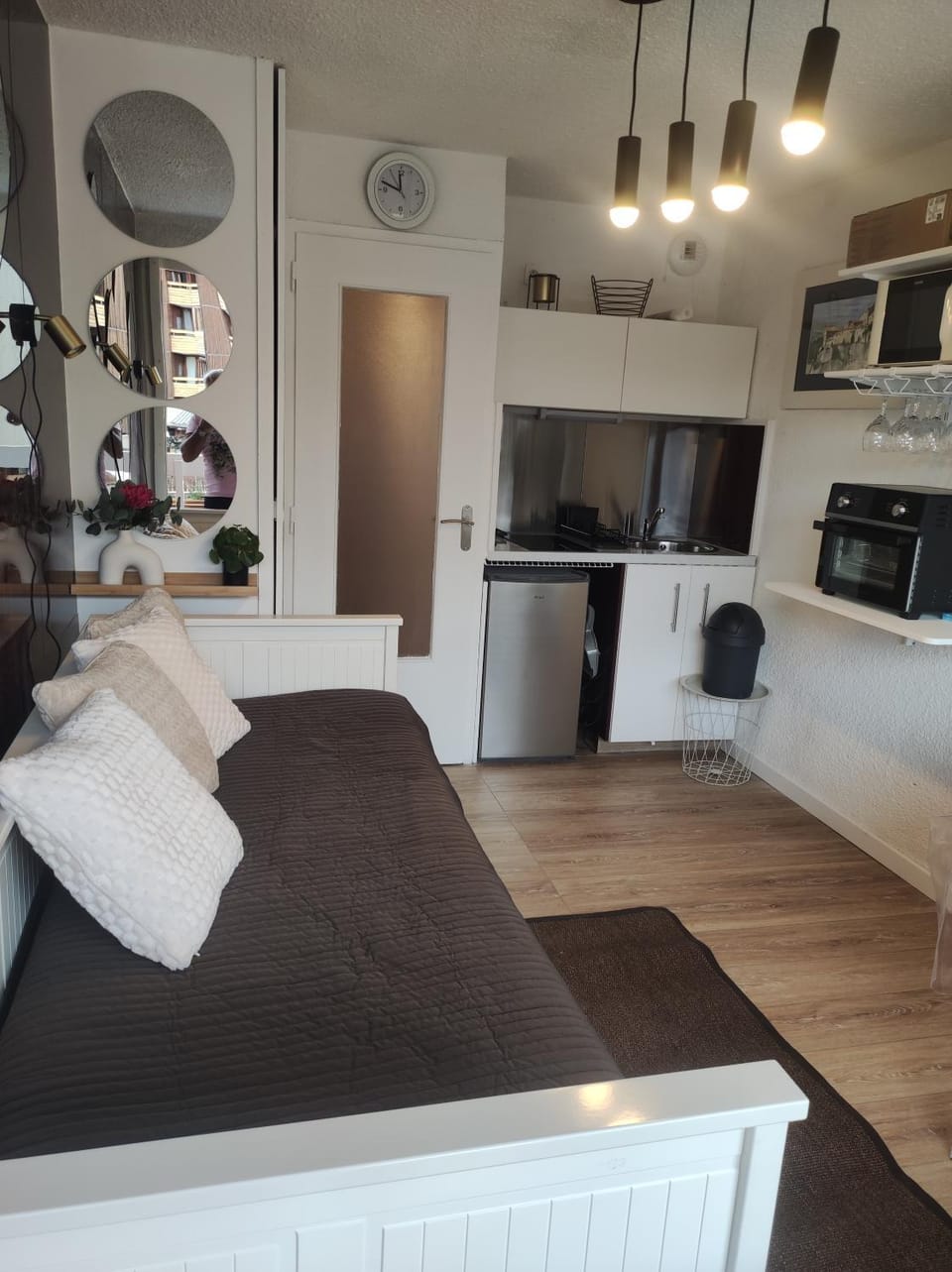 TV and multimedia, Kitchen or kitchenette, Living room, Seating area