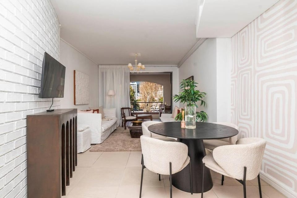 TV and multimedia, Seating area, Dining area