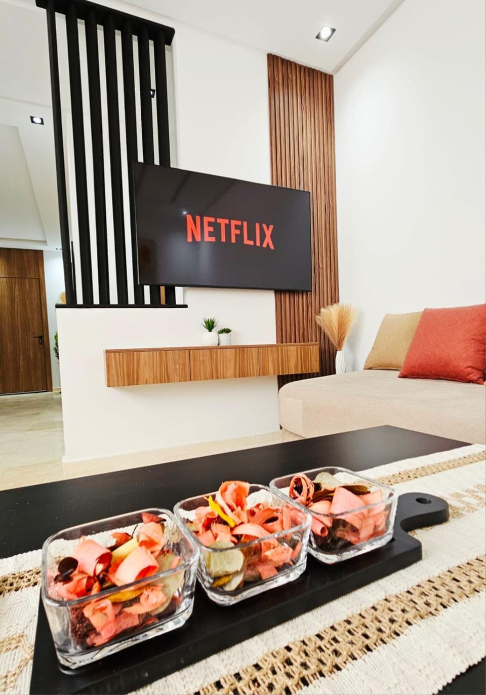 TV and multimedia, Living room, Food and drinks, Seating area, Food, Drinks