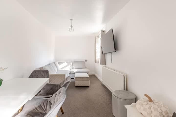 Spacious Riverside View Bungalow House in Oxford