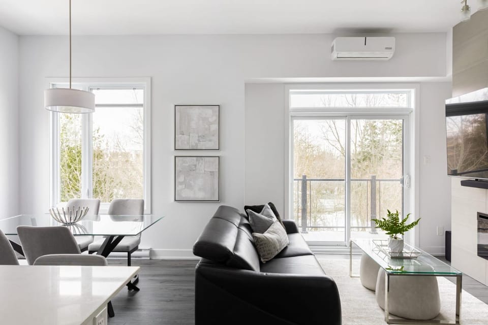 TV and multimedia, Living room, Seating area, air conditioner