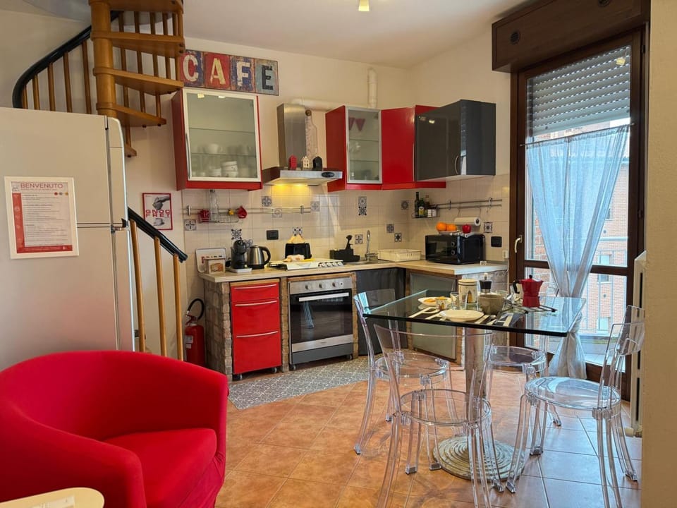 Kitchen or kitchenette, Dining area, microwave, oven