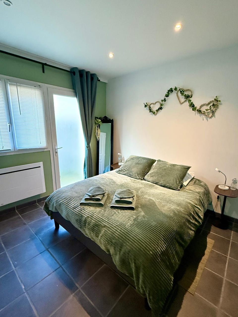 Bed, Photo of the whole room, Bedroom, towels