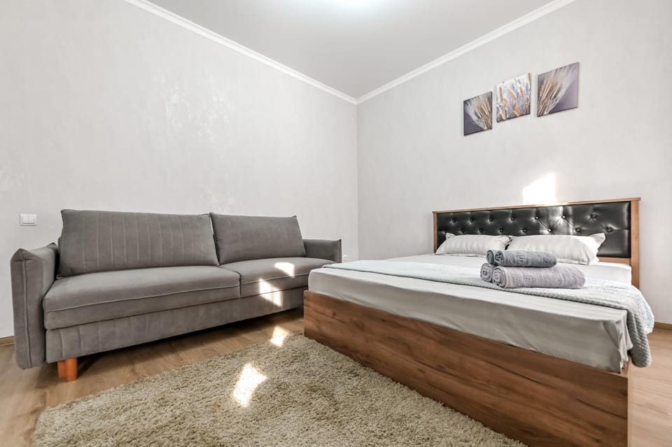 Bed, Seating area, Bedroom