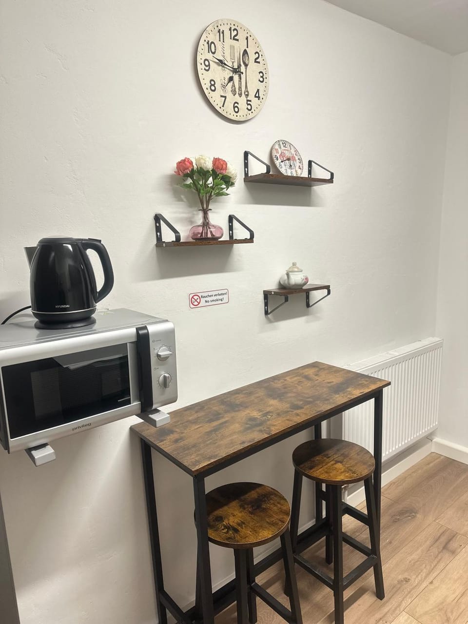 Dining area, Communal kitchen, Food, microwave, kitchen