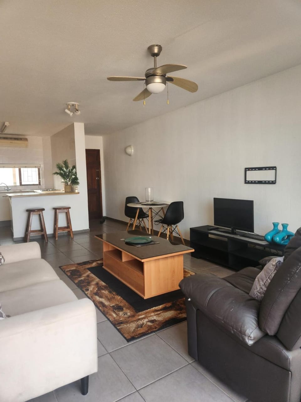 Shades Beach 2 Bedroom Flat Umhlanga Rocks Apartment in Umhlanga
