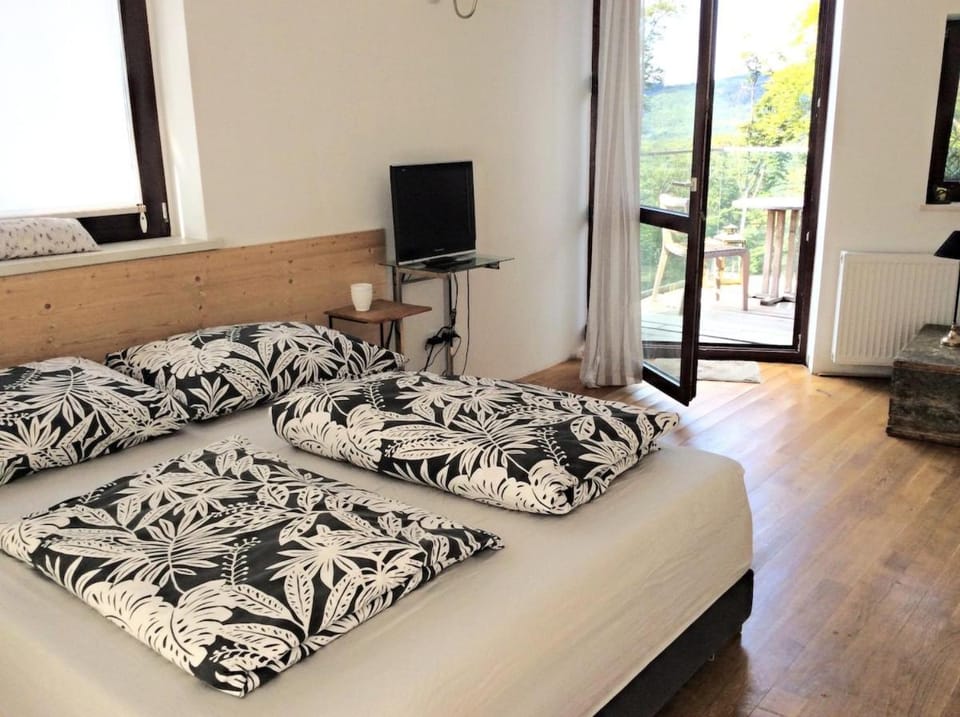 Bed, TV and multimedia, Photo of the whole room, Bedroom