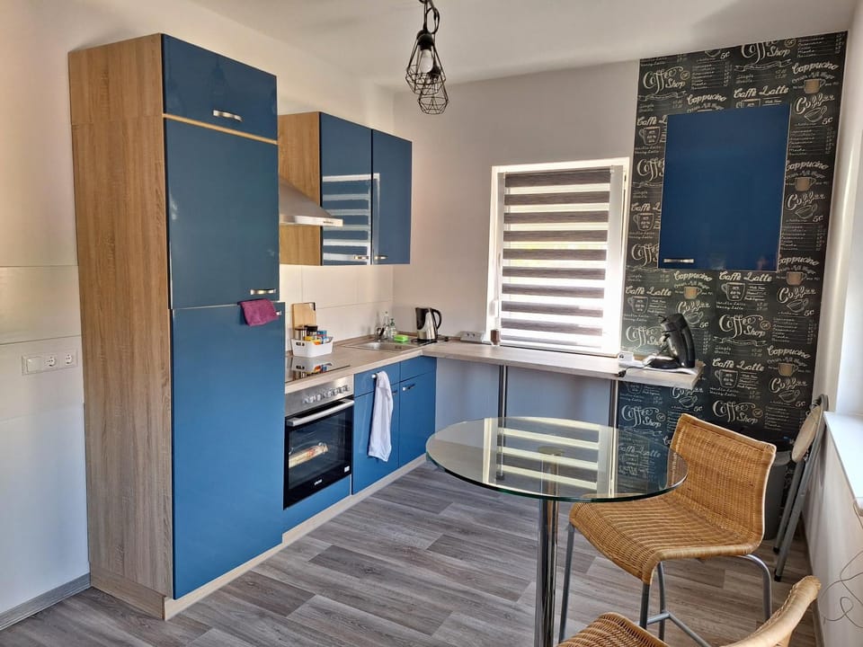 Kitchen or kitchenette, Dining area, stove