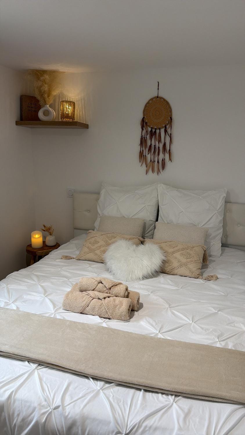 Bed, Photo of the whole room, Bedroom, towels