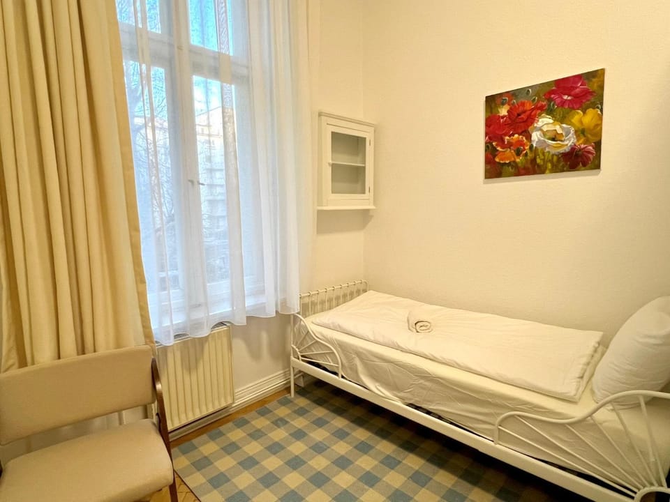 KuDAMM Charming Old Home,4-9 ppl,Family Friendly,Wifi,Savignyplatz Apartment in Berlin