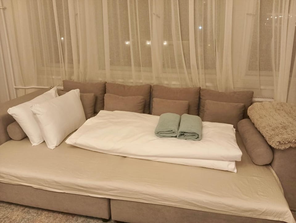 KuDAMM Charming Old Home,4-9 ppl,Family Friendly,Wifi,Savignyplatz Apartment in Berlin