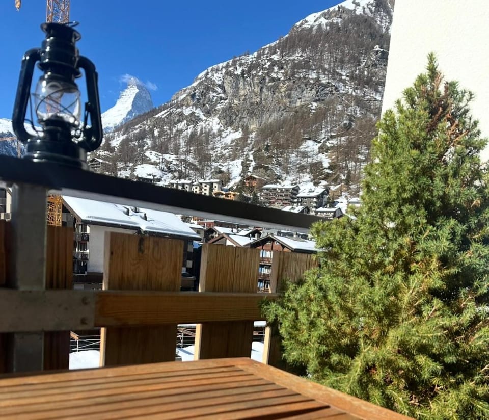 Property building, Nearby landmark, Day, Natural landscape, Winter, Dining area, City view, Mountain view