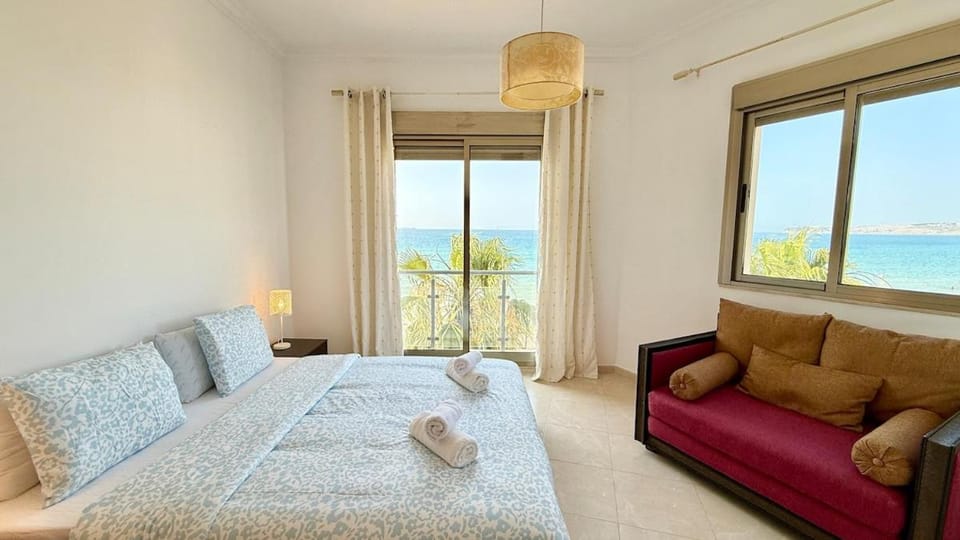 Sea facing Feet in the water & Restaurants, TGV Apartment in Tangier