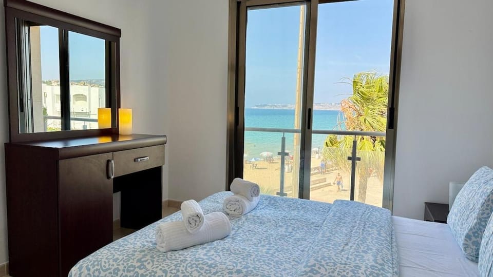 Sea facing Feet in the water & Restaurants, TGV Apartment in Tangier