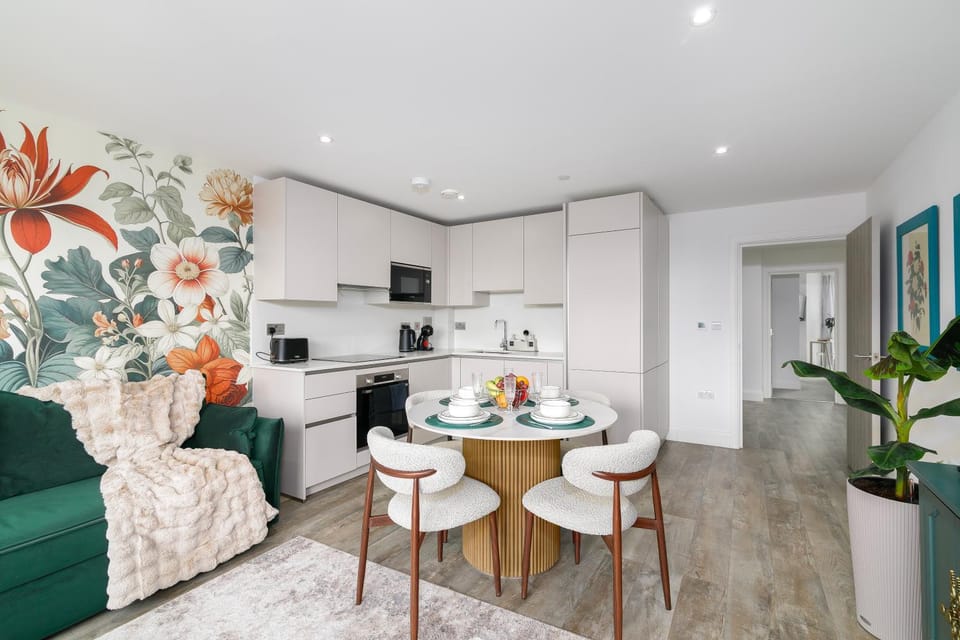 Kitchen or kitchenette, Living room, Seating area, Dining area