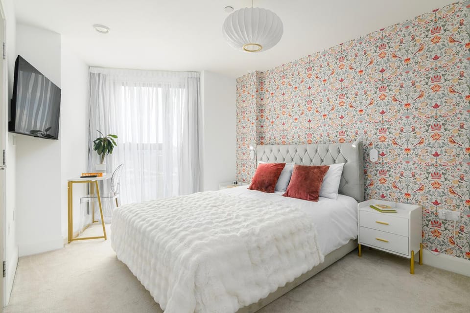 Bed, TV and multimedia, Bedroom