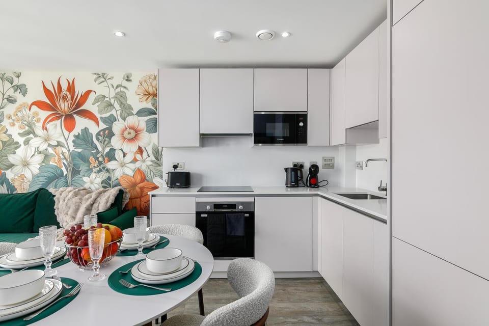 Coffee/tea facilities, Kitchen or kitchenette, Dining area, microwave, oven, stove, toaster