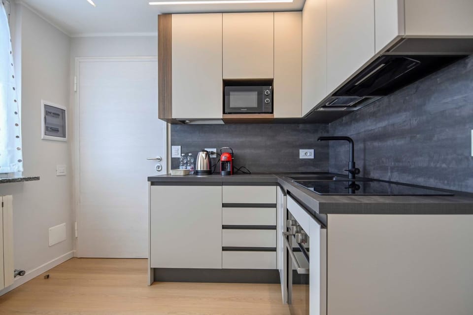 Coffee/tea facilities, Kitchen or kitchenette, dishwasher, stove
