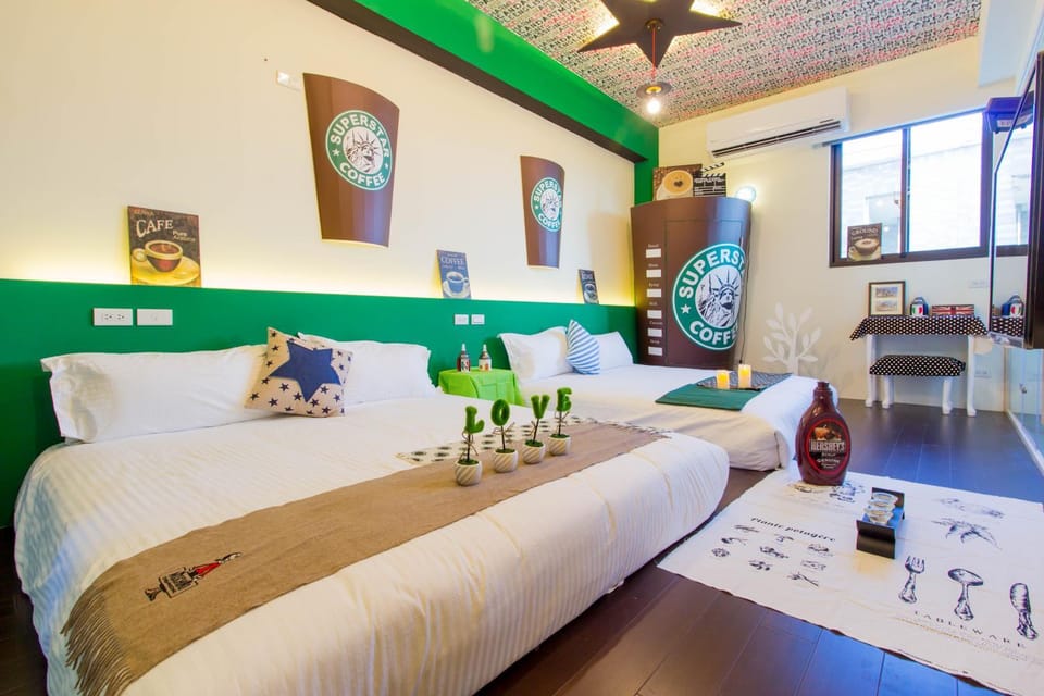 Photo of the whole room, Decorative detail, bunk bed