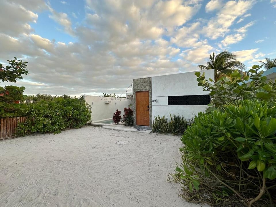 Facade/entrance, Day, Parking