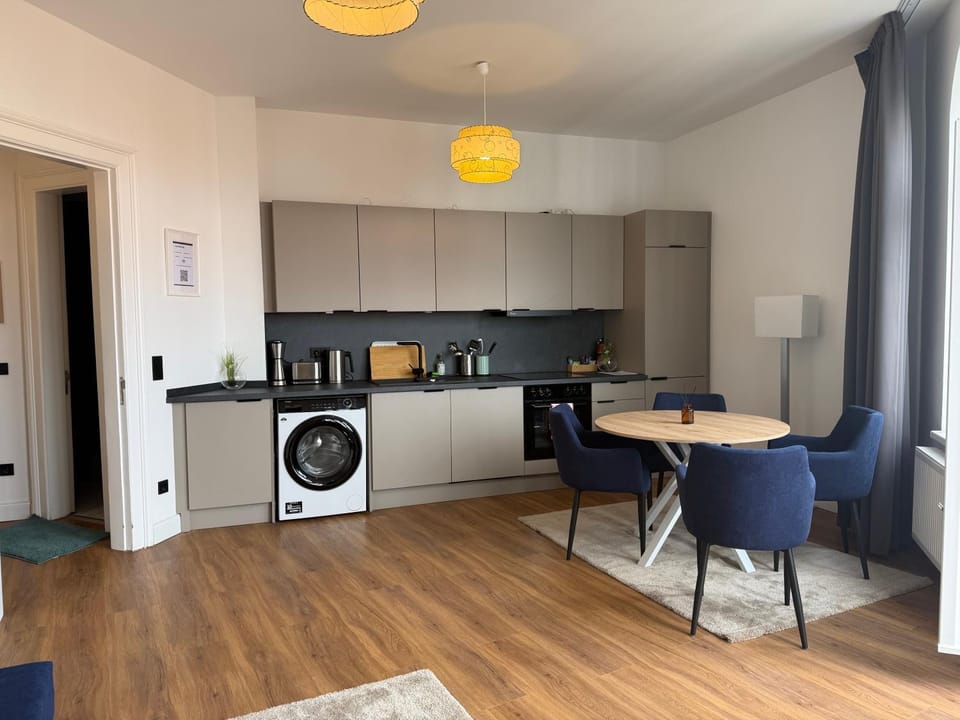 Kitchen or kitchenette, Living room, Seating area, Dining area