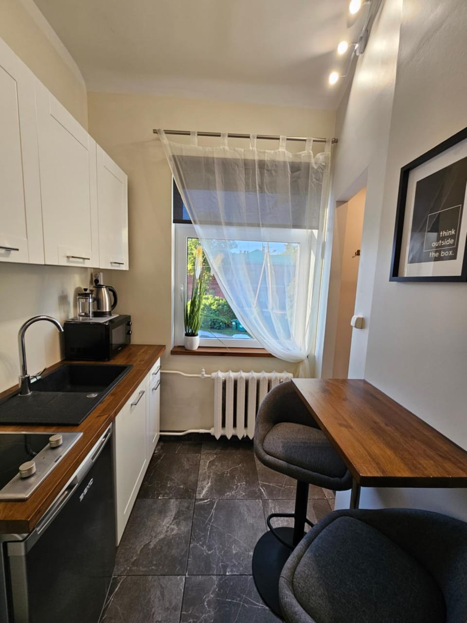 Coffee/tea facilities, Kitchen or kitchenette, Dining area, microwave, stove