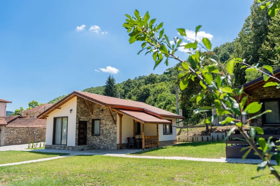Двете къщи - 2 къщи с двор и барбекю за 10 човека в село Бели осъм Villa in Bulgaria