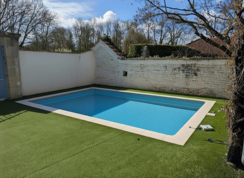 Maison ALMA Piscine -Baby Foot - Cheminée- Jacuzzi House in Bourgogne-Franche-Comté