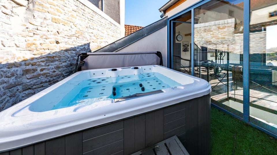 Maison ALMA Piscine -Baby Foot - Cheminée- Jacuzzi House in Bourgogne-Franche-Comté