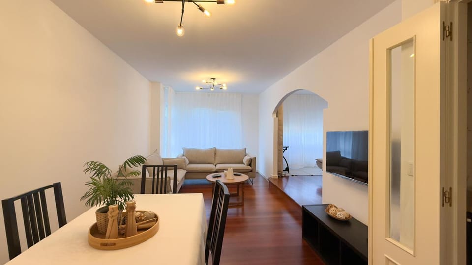 TV and multimedia, Living room, Seating area, Dining area