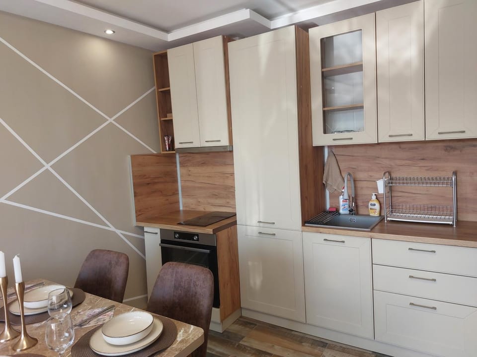 Kitchen or kitchenette, Dining area, stove