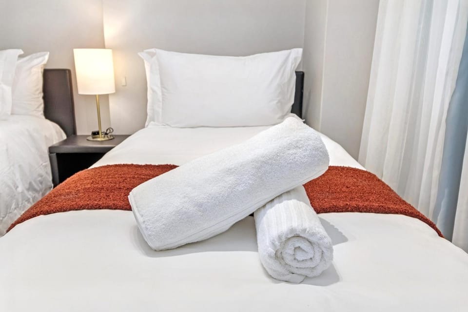Bed, Bedroom, towels