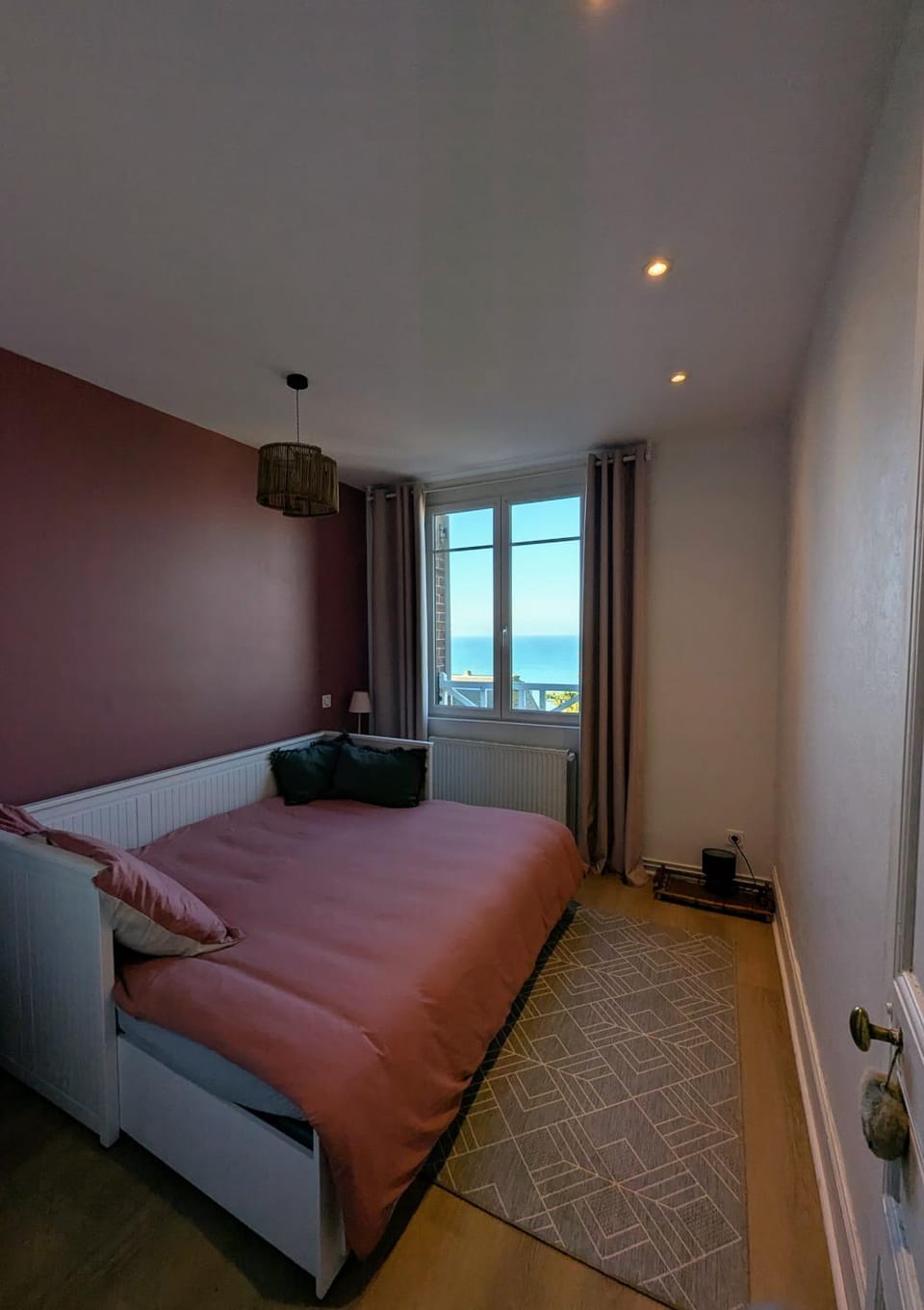 Photo of the whole room, Sea view
